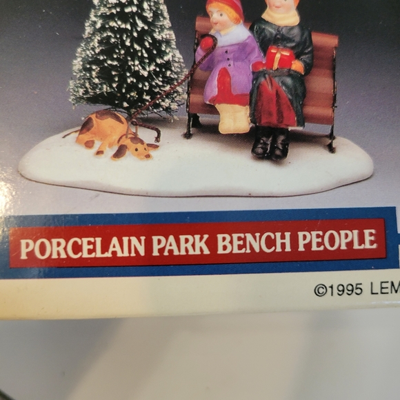 Vintage 1995 Lemax Dickensvale Collectibles Porcelain Park Bench People w/Dog - Picture 3 of 4